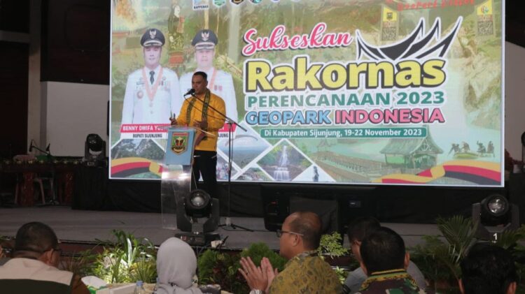 Ikuti Rakornas Perencanaan Geopark Indonesia, Peserta Akui Banyak Belajar dari Sijunjung 1 PAPARKAN—Bupati Sijunjung Benny Dwifa memaparkan konsep Geopark Silokek di hadapan ratusan peserta Rakornas Perencanaan Geopark Indonesia tahun 2023 dari berbagai daerah di seluruh Indonesia.
