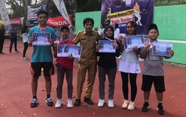Kejurnas Junior Piala Bupati Tanah Datar, Petenis Sawahlunto Sabet 9 Mendali 1 LIHATKAN—Terlihat para atlet tenis Sawahlunto mempelihatkan sembilan mendali yang diraih.