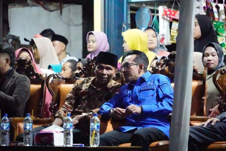 Pilwana Serentak Berjalan Sukses, Bupati Eka Putra: Biduak Lalu Kiambang Batawuik 1 DISKUSI—Bupati Eka Putra sedang berdiskusi dengan Wali Nagari Andaleh Afrizal.