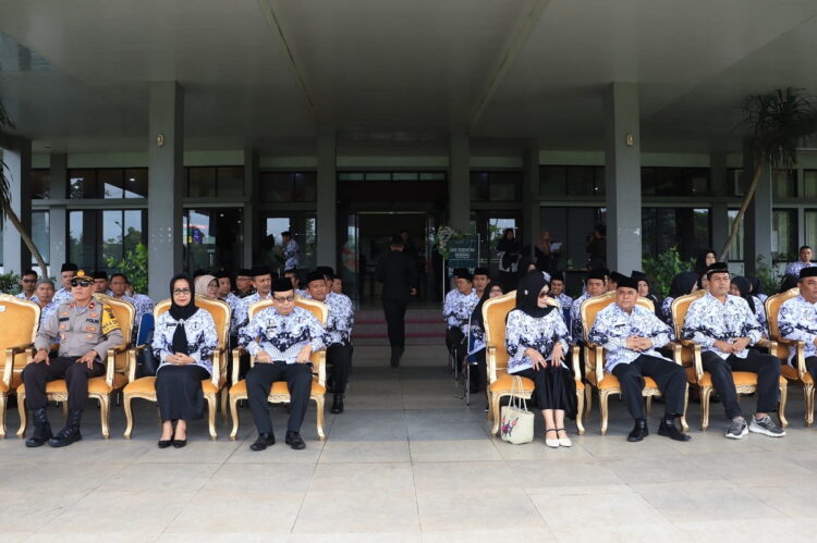 Pj.Wali Kota: Tanpa Guru, Kita Bukan Siapa Siapa 1 IKUTI—Pj Wali Kota Payakumbuh Jasman saat mengikuti upacara Hari Ulang Tahun ke-78 PGRI dan Hari Guru Nasional tahun 2023..