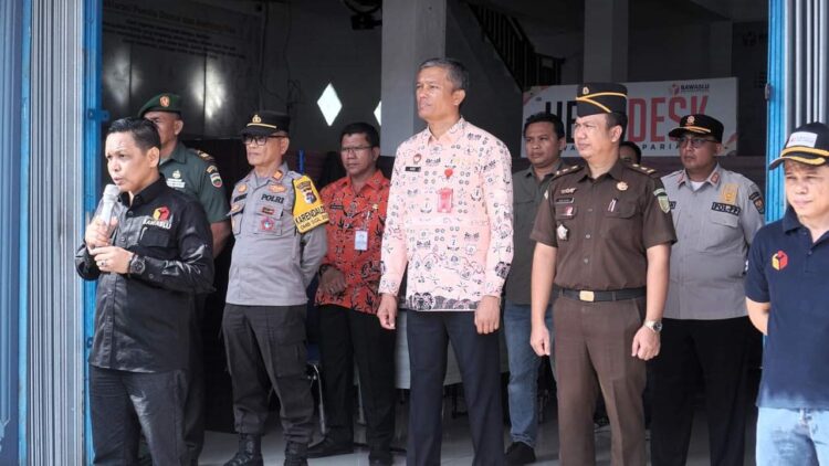 PELEPASAN TIM PENERTIBAN APK— Pj Wali Kota Pariaman Roberia melepas Tim Penertiban APK dan APS peserta Pemilu 2024.