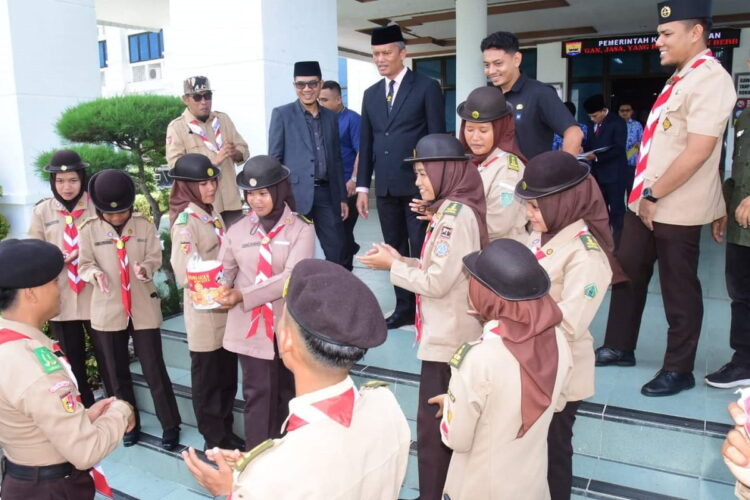 Kwatir Cabang 16 Pramuka Ikuti KBN di Mentawai 1 LEPAS KONTINGEN— Pj Wali Kota Pariaman Roberia saat melepas kontingen Kwartir Cabang 16 Pramuka Kota Pariaman mengikuti Kemah Bela Negara (KBN) yang akan dilaksanakan di Kabupaten Kepulauan Mentawai.