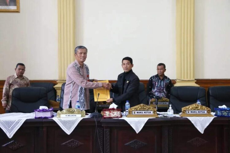 Tentang Anggaran 2024, Pj Walikota Sampaikan Jawaban Pandangan Umum Fraksi Fraksi DPRD 1 Pj Walikota Roberia Sampaikan Jawaban Pandangan umum Fraksi Fraksi DPRD Tentang Anggaran 2024