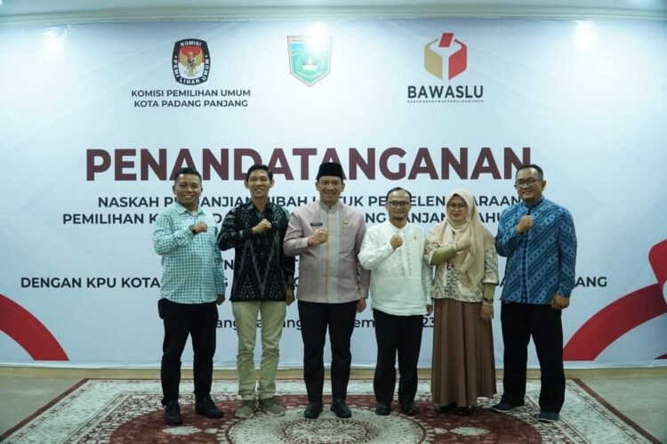 PENANDATANGAN NASKAH—Pj Walikota Sonny Budaya Putra usai penandatangan naskah perjanjian NPHD dengan KPU dan Bawaslu Padangpanjan foto bersama.