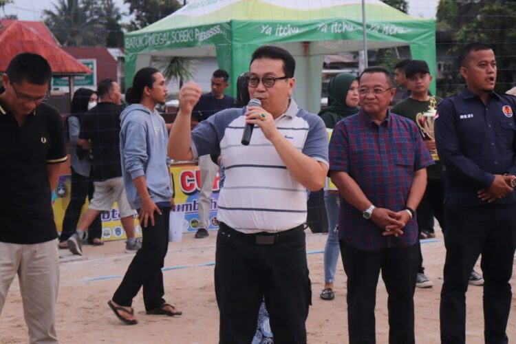 Pj. Wali Kota Apresiasi Pelaksanaan Turnamen Futsal Poldam CUP 1 SAMBUTAN— Pj. Wali Kota Jasman saat menyampaikan sambutan pada acara penutupan Turnamen Futsal Poldam CUP.