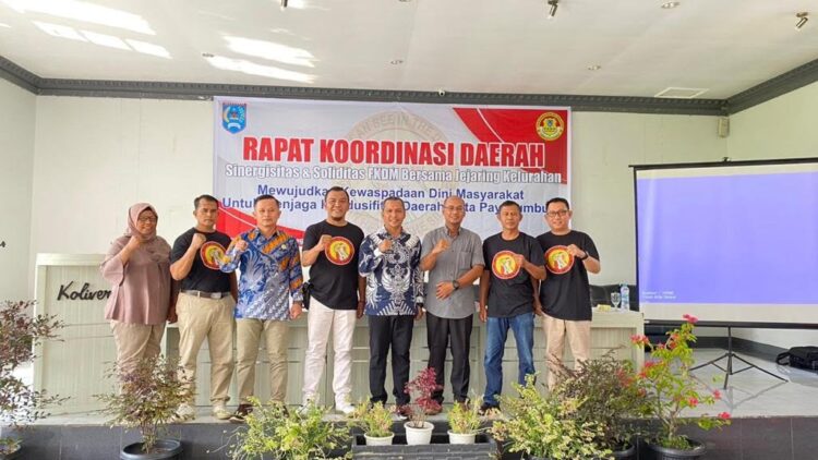 FKDM Diajak Ikut Jaga Suasana Jelang Pemilu 2024 1 RAKOR— Asisten III dan Kepala Kesbangpol Diva Surya Persada saat melakukan rakor daerah sinergisitas dan soliditas FKDM bersama jejaring kelurahan.