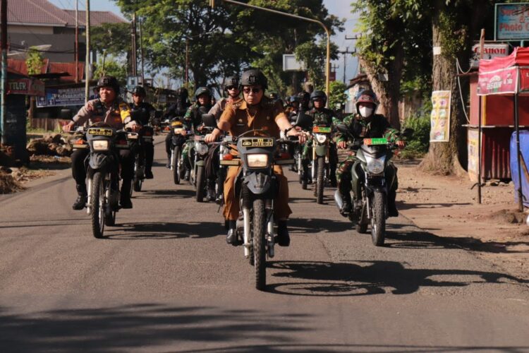 KELILING— Pj. Wali Kota payakumbuh Jasman saat keliling kota dalam pengamanan pemilu