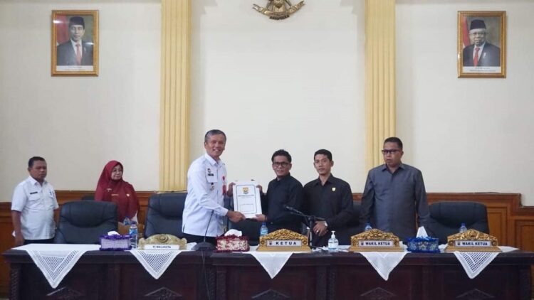 SERAHKAN NOTA KEUANGAN— Pj  Wali Kota Pariaman Roberia menyerahkan nota keuangan RAPBD Tahun Anggaran 2024 kepada Ketua DPRD Kota Pariaman Harpen Agus Bulyandi.