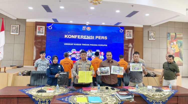 Polda Sumbar Bongkar Dugaan Korupsi Jalan dan Jembatan, Tiga Orang jadi Tersangka 1 PERLIHATKAN BUKTI—Kabid Humas Polda Sumbar, Kombes Pol Dwi Sulistyawan didampingi Dirreskrimsus Kombes Pol Alfian Nurnas saat konferensi pers kasus dugaan tindak pidana korupsi.