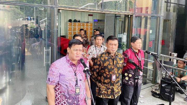 Soal Kasus Dugaan Pemerasan Firli ke Mantan Mentan, Polda Metro dan KPK Sepakat Tak Lakukan Supervisi 1 PAPARKAN— Direktur Koordinasi dan Supervisi II KPK Yudiawan Wibisono (tengah) dan Dirreskrimsus Polda Metro Jaya Ade Safri Simanjuntak (kiri) saat menjelaskan hasil rapat koordinasi supervisi KPK dengan Polda Metro Jaya perihal pemerasan yang
menyeret Ketua KPK Firli Bahuri.