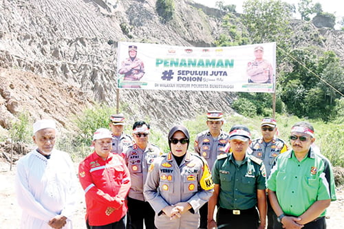 Penanaman 10 Juta Pohon Bersama Polri, Polresta Bukittinggi Tanam Bibit Pohon di Ponpes Darul Ulum Al-Falah 1 PENANAMAN BIBIT POHON— Kapolresta Bukittinggi, Kombes Pol. Yessi Kurniati memimpin kegiatan penanaman bibit pohon di Pondok Pesantren Darul Ulum Al-Falah Palupuh, Kabupaten Agam, Rabu (15/11).