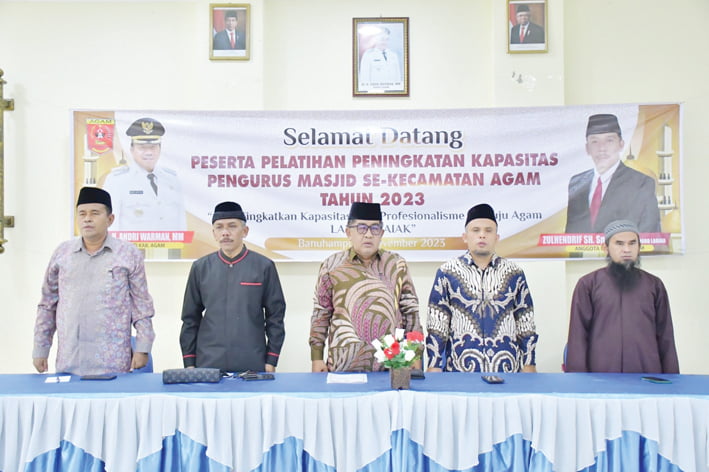 Puluhan Pengurus Masjid Ikuti Pelatihan Peningkatan Kapasitas 1 PELATIHAN— Pemerintah Kabupaten Agam, melalui Bagian Kesra Setda Agam gelar pelatihan peningkatan kapasitas pengurus masjid untuk empat kecamatan di Kabupaten Agam, di Aula Kantor Camat Banuhampu, Sabtu (18/11).