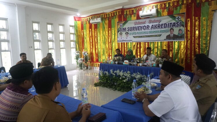 ARAHAN—Wakil Bupati Pasbar Risnawanto memberi arahan saat penilaian dilakukan tim Surveyor Akreditasi, di UPTD Puskesmas Paraman Ampalu Kecamatan Gunung Tuleh, Kabupaten Pasaman Barat, Selasa (21/11).