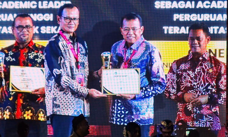 Rektor Terbaik se-Indonesia Kategori PT Terakreditasi Unggul 2023,Rektor UNP Prof Ganefri, Ph.D Raih Anugerah Academic Leader 1 REKTOR TERBAIK— Rektor UNP Prof. Ganefri, Ph.D menerima Anugerah Academic Leader dari Dirjen Dikti Ristek Prof. Ir. Nizam, Ph. D Kemendikbudristek RI sebagai Rektor Terbaik se-Indonesia Kategori PT Terakreditasi Unggul Tahun 2023, Senin (13/11) di Grand Hyatt Hotel Nusa Dua Denpasar Bali.