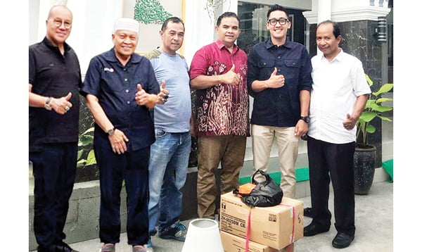 Rachmad Wijaya turut Sumbang Toa Masjid yang Diresmikan JK 1 BANTUAN TOA MASJID— Calon anggota DPRD Kota Padang dari Partai Gerindra Rachmad Wijaya, memberian bantuan satu set toa untuk Masjid Jannatul Khair, yang diresmikan mantan Wakil Presiden yang juga Ketua PMI Jusuf Kalla (JK).
