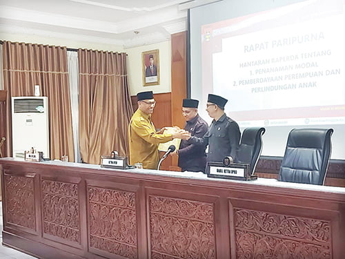 HANTARKAN— Wakil Wali Kota Bukittinggi, Marfendi hantarkan Ranperda Penanaman Modal dan PPPA dalam rapat Paripurna di Gedung DPRD Bukittinggi, Selasa (21/11).