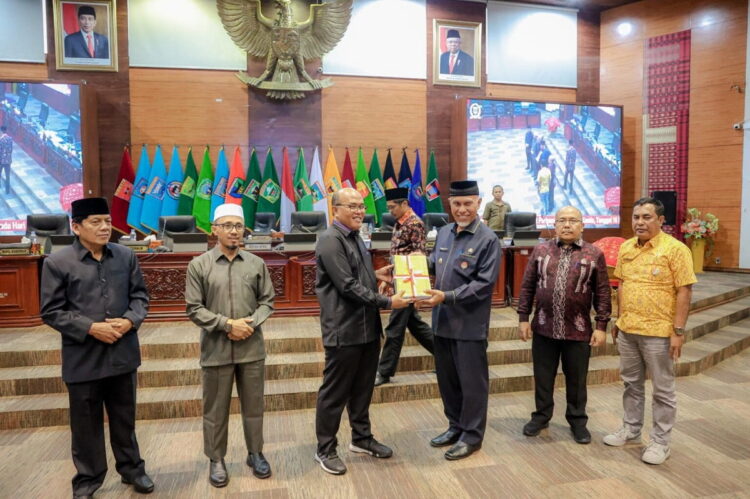 PENYERAHAN— Gubernur Mahyeldi menyerahkan nota jawaban atas pandangan fraksi terhadap Ranperda RTRW Sumbar, kepada Ketua DPRD Sumbar Supardi, didampingi Wakil Ketua Irsyad Safar dan Suwirpen Suib, Sekretaris DPRD Sumbar Raflis.