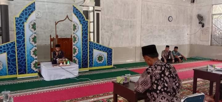 TAMPIL— Terlihat seorang peserta memperlihatkan kemampuannya di hadapan juri MTQ Tingkat Kecamatan Kinali, kemarin.