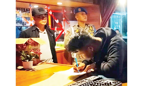 Razia Kafe Karaoke, Puluhan Botol Minol Disita 1 RAZIA TEMPAT KARAOKE— Petugas Satpol PP Padang melakukan razia di tempat karaoke, di kawasan Bypass, Minggu (19/11) dinihari WIB. Puluhan botol minol berhasil disita dan juga mengamankan satu wanita karena tak memiliki kartu identitas.