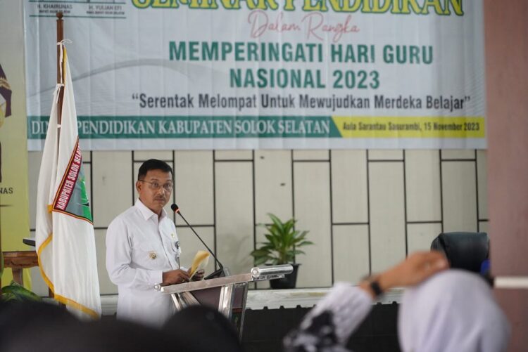 Bupati H. Khairunas: Regrouping Sekolah adalah Amanat Peraturan 1 SAMBUTAN—Bupati Solok Selatan H. Khairunas berikan sambutan pada pembukaan Seminar Pendidikan dalam rangka Memperingati Hari Guru Nasional Tahun 2023 di Aula Sarantau Sasurambi, Kantor Bupati Solok.