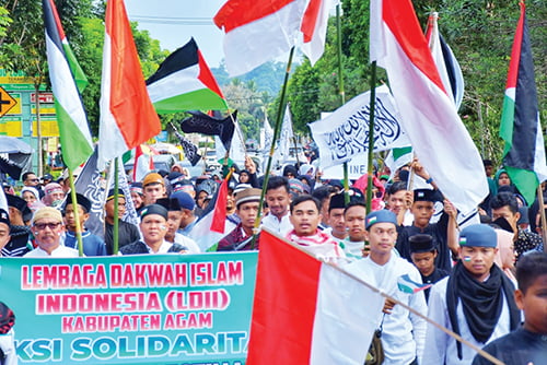 Ribuan Warga Agam Gelar Aksi Bela Palestina, Kumpulkan Donasi Hingga Puluhan Juta 1 LONGMARCH— Ribuan Warga Kabupaten Agam menggelar aksi Peduli untuk Palestina
dengan melakukan longmarch dari depan gedung Stikes Ceria BUana menuju GOR
Rang Agam, Minggu (26/11).