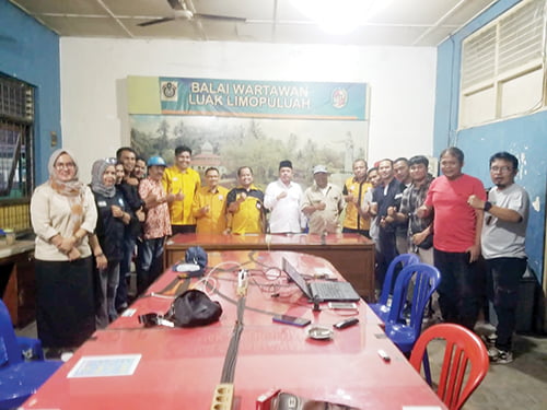 Roadshow ke-DPC Kota Payakumbuh dan Kabupaten 50 Kota, Febby Dt. Bangso Optimis Hanura Kembali Reborn 1 FOTO BERSAMA— Ketua DPD Hanura Sumbar, Febby Dt Bangso bersama tim, foto bersama awak media di BW Luak Limo Puluah, Senin (6/11).