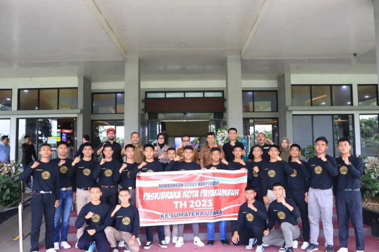 FOTO BERSAMA— Menjelang keberangkatan ke Kota Medan, rombongan Paskibraka study komperatif asal Kota Paykumbuh berfoto bersama.