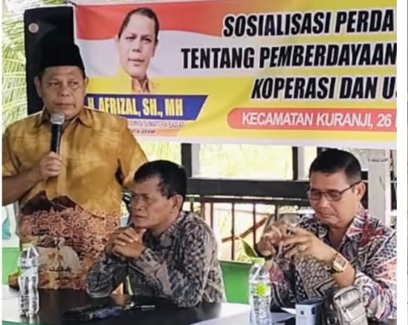 SOSPER--Anggota DPRD Sumbar dari Fraksi Partai Golkar H. Afrizal,saat menggelar acara Sosialisasi Perda No 16 Tahun 2019 tentang Pemberdayaan dan Perlindungan Koperasi dan Usaha Kecil bersama warga di Kecamatan Kuranji dan Kecamatan Koto Tangah, Minggu (26/11).