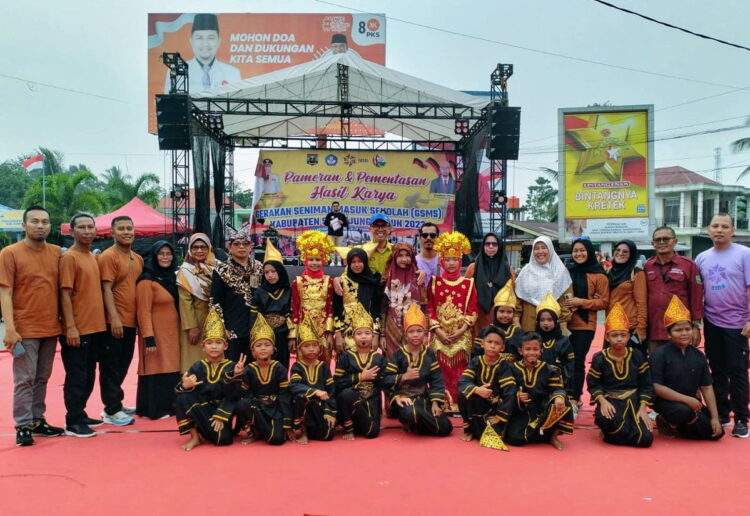 Gebyar GSMS Sijunjung, SDN 12 Padang Sibusuak Tampil Memukau 1 FOTO BERSAMA—Kepala Sekolah Yuniti, SP.d, didampingi Eva Yunita, SP.d, para guru serta 17 peserta usai tampilkan kesenian randai foto bersama.