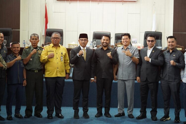 Senilai Rp930 Miliar Lebih, DPRD Setujui APBD Solok Selatan 2024 1 USAI—Bupati Solok Selatan H Khairunas, Ketua DPRD, Zigo Rolanda usai menyetujui APBD Kabupaten Solok Selatan foto bersama.
