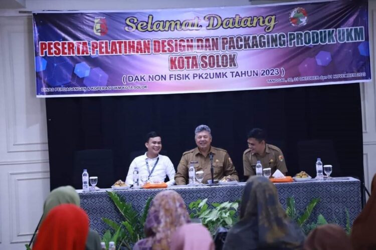 40 Pelaku UMKM, Ikuti Pelatihan Desain dan Packaging 1 ARAHAN—Wako Solok Zulo Elfian saat berikan arahan pada pelatihan desain dan packing produk.
