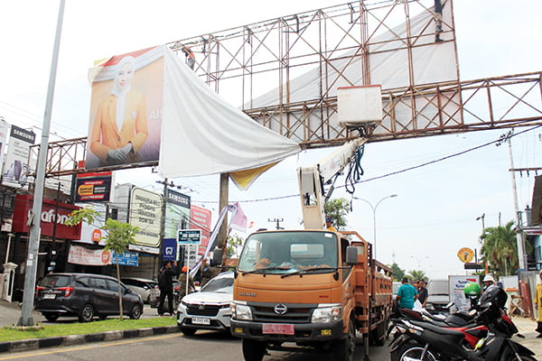 Lewati Batas Kesepakatan, Tim Gabungan Bongkar APS yang Menyerupai APK 1 PENERTIBAN APS— APS menyerupai APK yang terpasang di setiap sudut jalan Kota Padang mulai dibongkar oleh tim gabungan, Rabu (22/11).