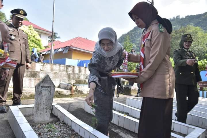 Peringati Hari Pahlawan, Sekda Ambun Kadri Pimpin Tabur Bunga 1 TABUR BUNGA— Sekda Sawahlunto Ambun Kadir menaburkan bunga di Taman Makam Pahlawan.