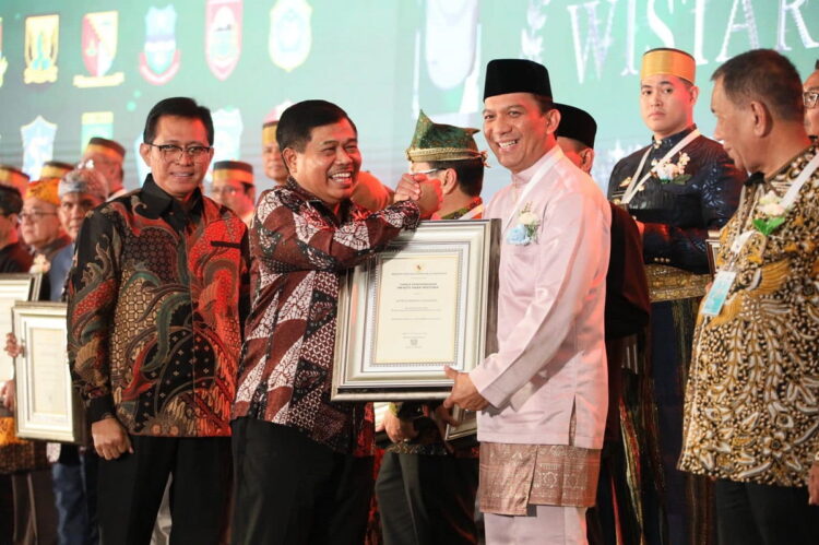 Satu-satunya di Sumatera, Padang Panjang Raih Swasti Saba Wistara Tujuh Kali 1 SERAHKAN—Sekjen Kemendagri, Dr. H. Suhajar Diantoro, M.Si didampingi Dirjen Bina Pembangunan Daerah, Ir. Restuardy Daud, M.Sc serahkan penghargaan pada Pj Kota Padang Panjang Sonny.