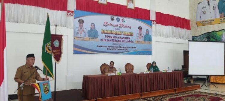 Dinas PMN Kabupaten Sijunjung, Fasilitasi Stakeholder Bersinergitas Percepat Penurunan Angka Stunting 1 BUKA—Sekretaris Daerah Kabupaten Sijunjung, Endi Nazir saat pembukaan menyampaikan stunting merupakan salah satu hambatan dalam mencapai Sumber Daya Manusia (SDM).