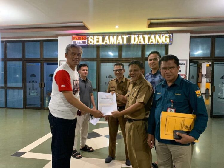 Setelah Serah Terima Aset Rumdin, Pj Wako Pariaman Roberia Tempati Rumah Dinas 1 SERAH TERIMA ASET— Pj Wako Robesia saat serah terima aset rumah dinas dari mantan Wako Pariaman Genius Umar.