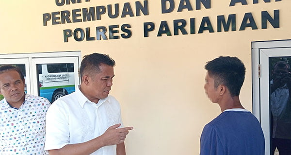 Bejat! Pemuda Mabuk Lem Sodomi Bocah 5 Tahun, Korban Dibawa ke Belakang Surau lalu Dipaksa, Sudah Tiga Kali, Terbongkar Gegara Anusnya Berdarah 1 PELAKU SODOMI—Kasat Reskrim Polres Pariaman AKP Muhammad Arvi saat menginterogasi pelaku FA yang menyodomi bocah berusia lima tahun.