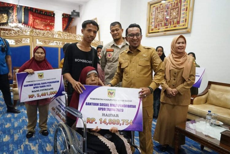 Rusak Akibat Bencana, 18 Warga Terima Bantuan Perbaikan Rumah 1 Serahkan Bantuan kepada 18 Orang Masyarakat Eka Putra