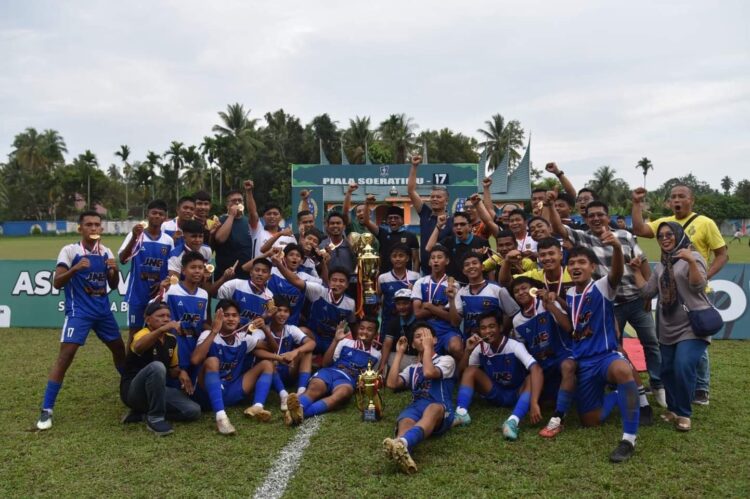 JUARA— Persikopa berhasil keluar sebagai juara Piala Soeratin U-17 2023 Zona Sumbar setealah pada babak final mengalahkan PSP Padang dengan skor 2-0.