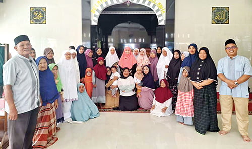 Silaturahmi dengan Masyarakat Nanggalo, Harneli Berikan Bantuan Pembangunan Mushalla 1 PERERAT SILATURAHMI— Harneli Mahyeldi, istri Gubernur Sumbar, berkunjung ke Kompleks RW 07 Kurao Pagang, Senin (7/11) untuk bersilaturahmi dengan warga di di Mushala Al-Hidayah, Parak Rumbio Kurao Pagang, Kecamatan Nanggalo.