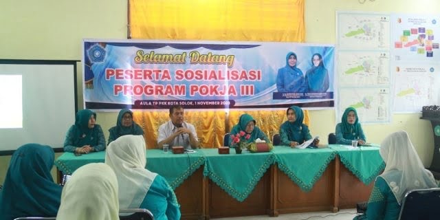 SAMBUTAN— Ketua Pokja III TP- PKK Kota Solok, Ermi Yempis saat berikan sambutan pada pembukaan sosialisasi.