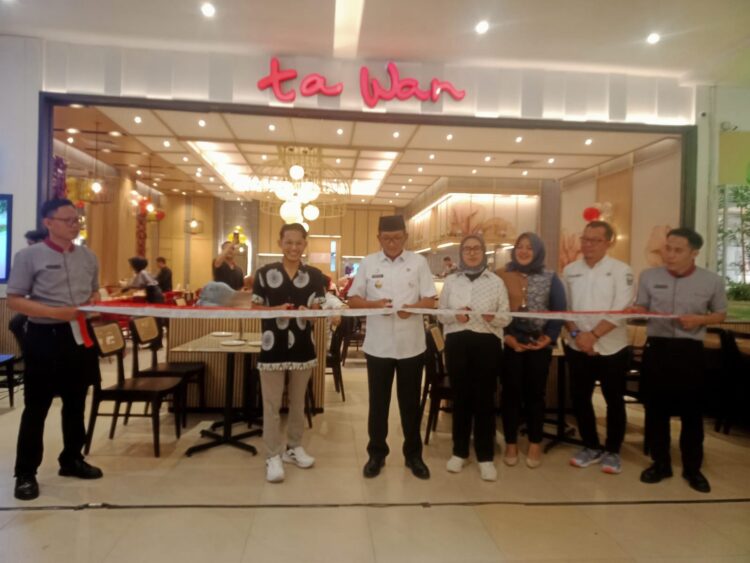 Ta Wan Restaurant Hadir di Kota Padang, Pilihan Favorit Pecinta Masakan Chinese Food 1 GUNTING PITA— Wako Padang Hendri Septa melakukan pengguntingan pita peresmian Ta Wan Restaurant disaksikan Branch Manager Ta Wan Benny Sanjaya, dan Vice President Operation Eatwell Culinary Indonesia, Mustarofah Ahmad, di Transmart Padang, Rabu (8/11).
