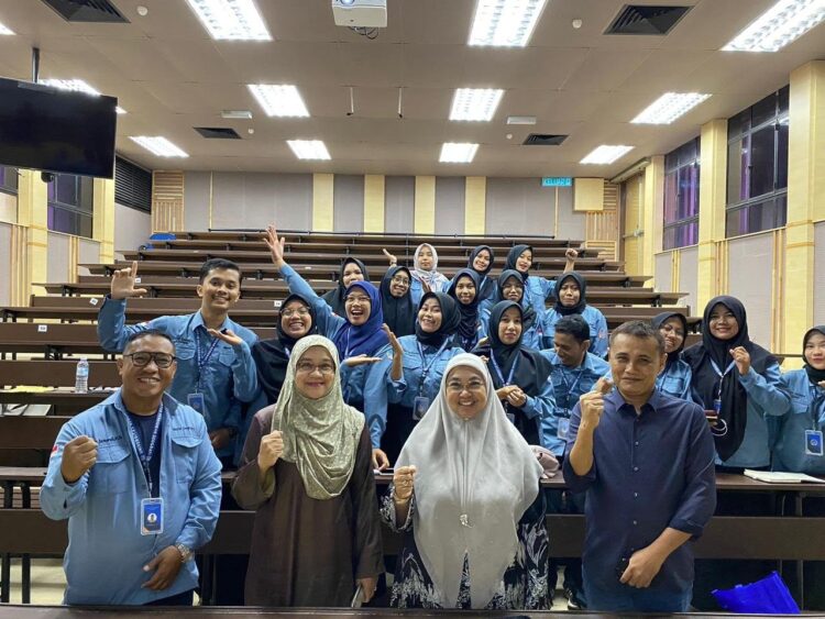 FOTO BERSAMA—Mahasiswa S-2 Pendidikan Geografi sedang berada di Malaya University, mengikuti Student Mobility Program bersama Dept Geography Malaya University foto bersama dengan Dosen dari Malaya University yang terlibat dalam kegiatan ini, Prof. Dr. Safiah Yusmah Binti Muhammad Yusoff dan Dr. Tengku Adeline Adura Binti Tengku Hamzah.
