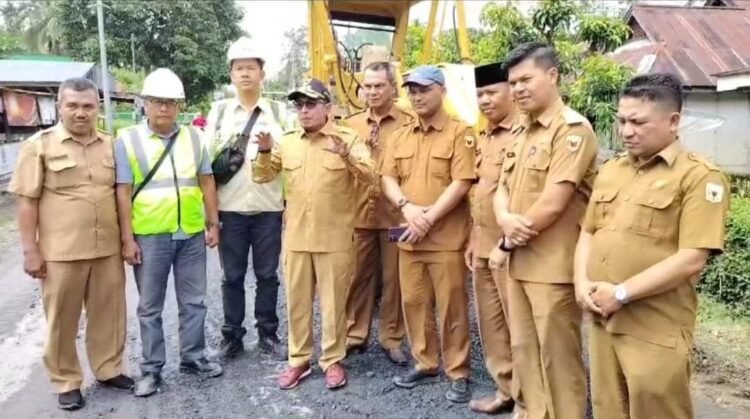 Tanah Datar dapat Dana Inpres Rp10 Miliar untuk Perbaikan Jalan 1 PERBAIKAN JALAN— Bupati Eka Putra saat melakukan peninjauan perbaikan jalan, beberapa waktu lalu. Tahun ini, Tanah Datar mendapat bantuan anggaran pusat melalui dana Inpres langsung dari Presiden Jokowi sebesar Rp10 miliar.