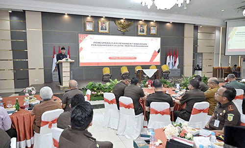 kegiatan— Gubernur Sumbar, Mahyeldi Ansharullah saat kegiatan penandatanganan perjanjian kerja sama penyelenggaraaan Program Rajo Labiah di Auditorium Gubernuran bersama Kajati Sumbar dan pihak lainnya, Senin (20/11).