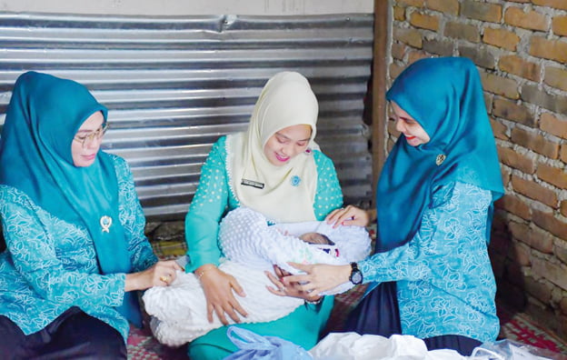 Tempuh Hujan Badai, Ny Yenni Kunjungi Anak Penderita Bibir Sumbing 1 MEMBEZUK— Dibawah derasnya hujan yang mengguyur Kecamatan Sungai Pua, Ny Yenni Andri Warman kembali membezuk Muhammad Akbar (3 bulan) balita penderita bibir sumbing di Jorong Sawah Liek, Batagak,
Kecamatan Sungai Pua.