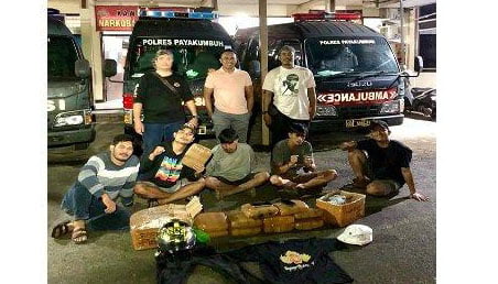 2 Pengedar Kirim Belasan Kg Ganja Pakai Jasa Ekspedisi, Dikendalikan Narapidana, Tujuannya ke Jakarta 1 PENGEDAR DITANGKAP— Pelaku P dan LA bersama barang bukti ganja kering diamankan di Mapolres Payakumbuh usai ditangkap.