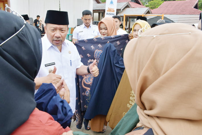 Tertarik Batik SMKN 1 Ampek Angkek, Bupati akan Jadikan Sebagai Seragam ASN 1 BATIK— Batik yang dikembangkan oleh SMKN 1 Ampek Angkek menarik perhatian Bupati Agam untuk menjadikan hasil karya tersebut menjadi seragam ASN di lingkungan Pemkab Agam.