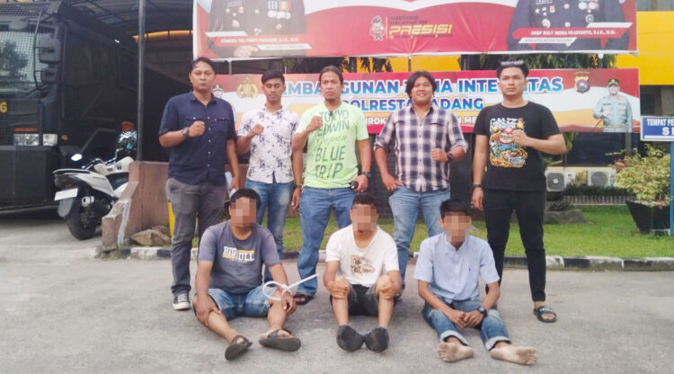 Biadab! 3 Pria Perkosa Bocah SD Bergiliran, Korban Ditarik ke Dalam Rumah dan Disekap, Kaki dan Tangan Diikat, Mulut Dilakban 1 PEMERKOSA DITANGKAP—Tiga pelaku pemerkosaan terhadap anak di bawah umur di Kecamatan Kuranji, ditangkap Tim Klewang Polresta Padang.