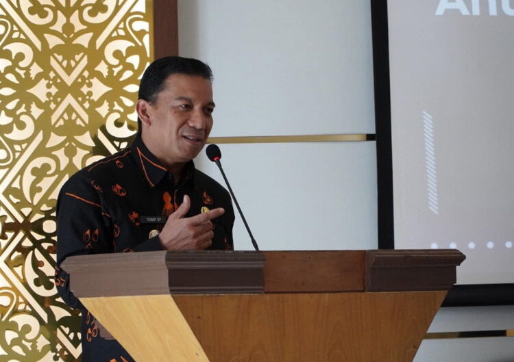 Kementerian PPPA Lakukan Verifikasi Lapangan Pengarustamaan Gender 1 SAMBUTAN— Pj Wali Kota, Sonny Budaya Putra, memberikan sambutan saat kunjungan Kementerian PPPA di aula Kantor Badan Perencanaan Pembangunan Daerah (Bappeda), Kamis (16/11).